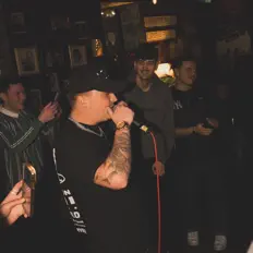 TyRhysを聴いたり、ミュージックビデオを鑑賞したり、経歴やツアー日程などを確認したりしましょう!