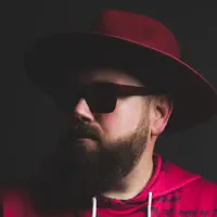 Poslechněte si interpreta undefined, sledujte hudební videa, přečtěte si životopis, podívejte se na data turné a další informace.