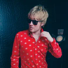 Standin' Man सुनें, म्यूज़िक वीडियो देखें, बायो पढ़ें, दौरे की तारीखें और बहुत कुछ देखें!