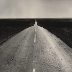 聆聽 ROADS、觀看音樂影片、閱讀小傳、查看巡演日期等！