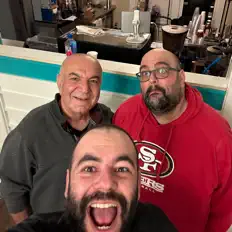 Hör dir Backyard Brew an, schau dir Musikvideos an, lies die Biografie, finde Tourdaten und mehr!