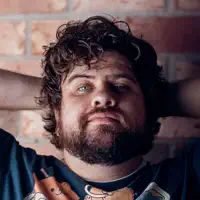 聆聽 undefined、觀看音樂影片、閱讀小傳、查看巡演日期等！