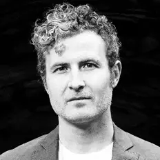 Ethan Bucknerを聴いたり、ミュージックビデオを鑑賞したり、経歴やツアー日程などを確認したりしましょう！