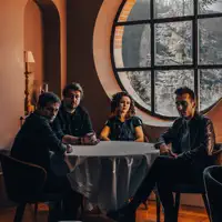 Poslechněte si interpreta undefined, sledujte hudební videa, přečtěte si životopis, podívejte se na data turné a další informace.