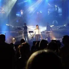 AERIAL 2012を聴いたり、ミュージックビデオを鑑賞したり、経歴やツアー日程などを確認したりしましょう！