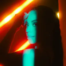 聆聽 Eli Jas、觀看音樂影片、閱讀小傳、查看巡演日期等！
