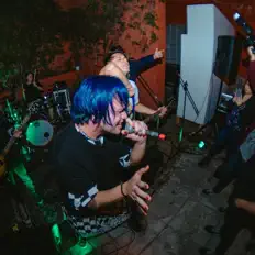 Poslechněte si interpreta Crown My Neck, sledujte hudební videa, přečtěte si životopis, podívejte se na data turné a další informace.