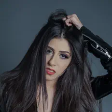 Hör dir Farrah Mechael an, schau dir Musikvideos an, lies die Biografie, finde Tourdaten und mehr!