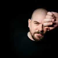 undefinedを聴いたり、ミュージックビデオを鑑賞したり、経歴やツアー日程などを確認したりしましょう！