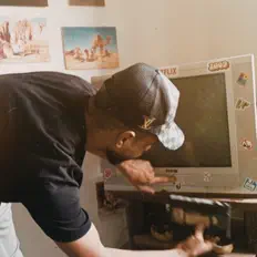 聆聽 Ahmed Ramadan、觀看音樂影片、閱讀小傳、查看巡演日期等！