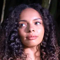 Luister naar Maë Defays, bekijk muziekvideo's, lees de bio, bekijk de tourdata, en meer!