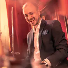 聆聽 Sam Martinelli、觀看音樂影片、閱讀小傳、查看巡演日期等！