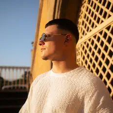 Cla을(를) 듣고, 뮤직 비디오를 보고, 약력을 읽고, 투어 일정 등을 확인하세요!