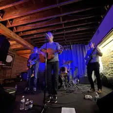 收听 Moonbaths、观看音乐视频、阅读小传、查看巡演日期等 ！