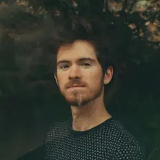 聆聽 Elijah Blue、觀看音樂影片、閱讀小傳、查看巡演日期等！