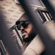 Safian을(를) 듣고, 뮤직 비디오를 보고, 약력을 읽고, 투어 일정 등을 확인하세요!