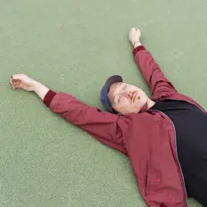 Der Frühling을(를) 듣고, 뮤직 비디오를 보고, 약력을 읽고, 투어 일정 등을 확인하세요!