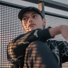 聆聽 FIASKO、觀看音樂影片、閱讀小傳、查看巡演日期等！