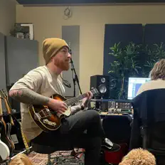 Ascolta Aubvrn, guarda video musicali, leggi la biografia, vedi le date del tour & altro!