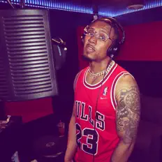 Poslechněte si interpreta Lyriclou, sledujte hudební videa, přečtěte si životopis, podívejte se na data turné a další informace.