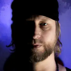 Hör dir Eikonos an, schau dir Musikvideos an, lies die Biografie, finde Tourdaten und mehr!