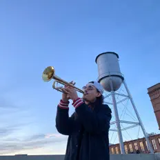 Tr3 M4ndoを聴いたり、ミュージックビデオを鑑賞したり、経歴やツアー日程などを確認したりしましょう！