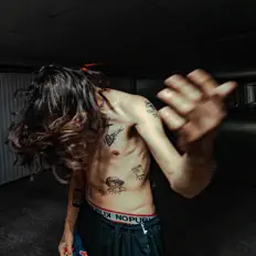 Hör dir Elbaboz an, schau dir Musikvideos an, lies die Biografie, finde Tourdaten und mehr!