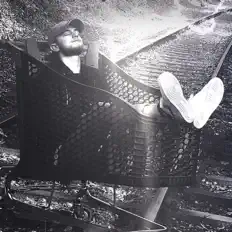 Ακούστε περιεχόμενο από CR, παρακολουθήστε μουσικά βίντεο, διαβάστε το βιογραφικό, δείτε ημερομηνίες περιοδείας, και πολλά ακόμη!