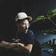 Ascolta Dusty McFly, guarda video musicali, leggi la biografia, vedi le date del tour & altro!