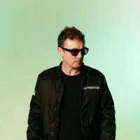 Ouve undefined, vê vídeos de música, lê a biografia, vê as datas da digressão e muito mais!