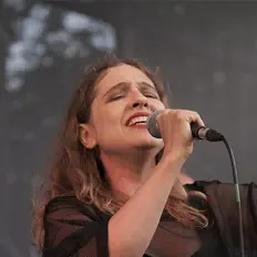 Lu's Dress सुनें, म्यूज़िक वीडियो देखें, बायो पढ़ें, दौरे की तारीखें और बहुत कुछ देखें!