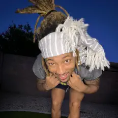 Poslechněte si interpreta Synco, sledujte hudební videa, přečtěte si životopis, podívejte se na data turné a další informace.