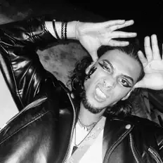 YOUNG WONG सुनें, म्यूज़िक वीडियो देखें, बायो पढ़ें, दौरे की तारीखें और बहुत कुछ देखें!