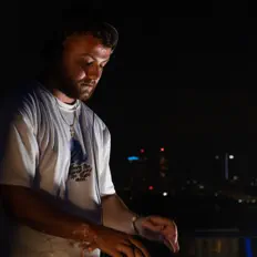 Aras Tuna सुनें, म्यूज़िक वीडियो देखें, बायो पढ़ें, दौरे की तारीखें और बहुत कुछ देखें!