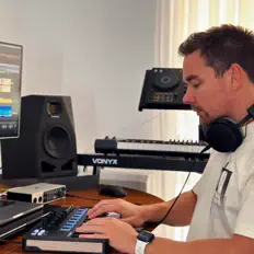 Dengarkan SOFINSKI, tonton video musik, baca bio, lihat tanggal tur & lainnya!