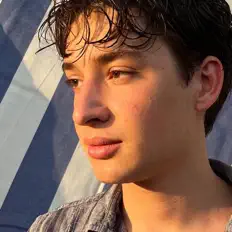 Hör dir Neri an, schau dir Musikvideos an, lies die Biografie, finde Tourdaten und mehr!