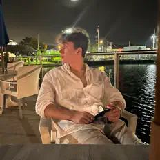 Hör dir JACKSKI an, schau dir Musikvideos an, lies die Biografie, finde Tourdaten und mehr!