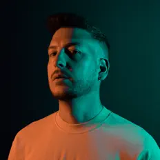Poslechněte si interpreta Fonsi de Garcia, sledujte hudební videa, přečtěte si životopis, podívejte se na data turné a další informace.