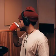 聆聽 Ashton Forever、觀看音樂影片、閱讀小傳、查看巡演日期等！