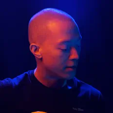 Ascolta Sun Ohm, guarda video musicali, leggi la biografia, vedi le date del tour & altro!