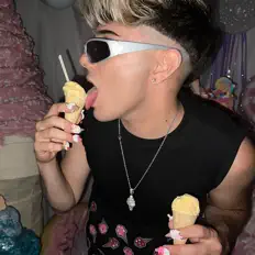 Ouve MARC, vê vídeos de música, lê a biografia, vê as datas da digressão e muito mais!