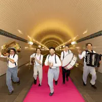 Hör dir undefined an, schau dir Musikvideos an, lies die Biografie, finde Tourdaten und mehr!