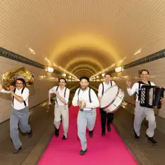 Posłuchaj wykonawcy mahoin, obejrzyj teledyski, przeczytaj biografię, zobacz daty tras koncertowych i nie tylko!