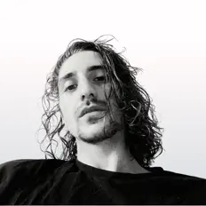 聆聽 Yuw、觀看音樂影片、閱讀小傳、查看巡演日期等！