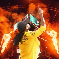 Escucha a Skylar, mira videos musicales, lee su biografía, consulta las fechas de las gira y más.