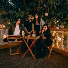 Hör dir Salmacis an, schau dir Musikvideos an, lies die Biografie, finde Tourdaten und mehr!