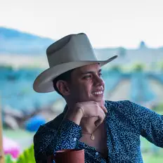 Carlos Torresを聴いたり、ミュージックビデオを鑑賞したり、経歴やツアー日程などを確認したりしましょう！