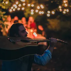 Ascolta Alex & the People, guarda video musicali, leggi la biografia, vedi le date del tour & altro!