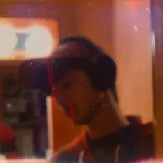 聆聽 ScarsHeart、觀看音樂影片、閱讀小傳、查看巡演日期等！