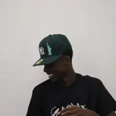 Soga을(를) 듣고, 뮤직 비디오를 보고, 약력을 읽고, 투어 일정 등을 확인하세요!
